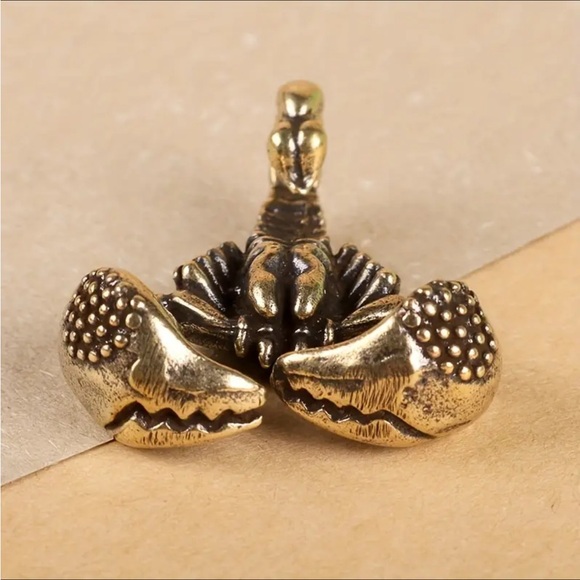 Solid brass scorpion - Picture 2 of 3